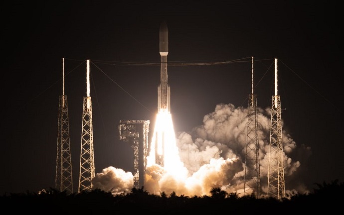 שיגור האטלס 5 מקייפ קנוורל שבפלורידה – כשעל סיפונו שני הלוויינים הצבאיים. קרדיט: NASA/Joel Kowsky