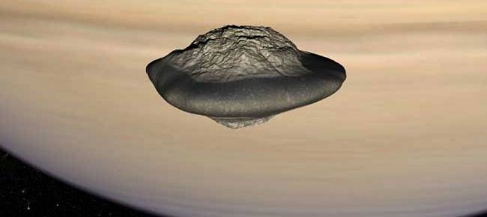 פאן הוא אחד הירחים המוזרים ביותר בצורה של צלחת מעופפת. ייתכן כי הוא נוצר מחתיכות קרח שהיו חלק מהטבעות עצמן | צילום: NASA