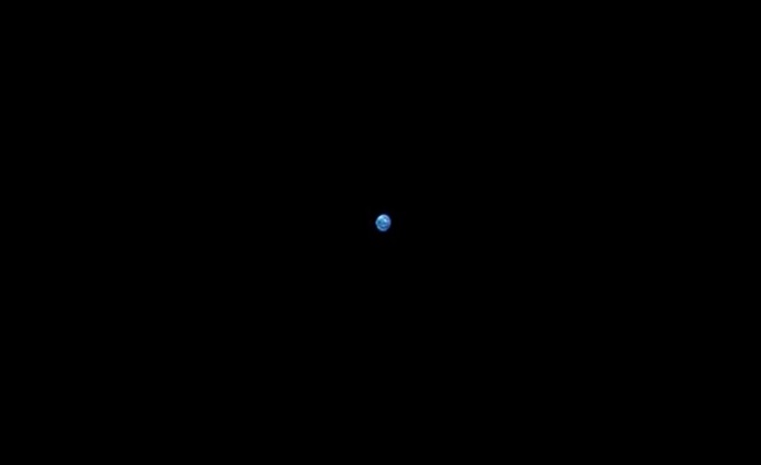 "זריחת הארץ" של ארטמיס 1, רגע אחרי שהחללית יצאה מצדו הרחוק של הירח. קרדיט: נאס"א