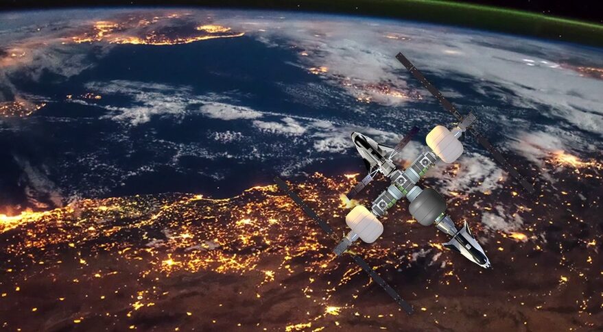 הדמיית אמן של תחנת החלל של תאגיד סיירה נבדה (עם שתי חלליות דרים צ'ייסר העוגנות בתחנה). קרדיט: SNC