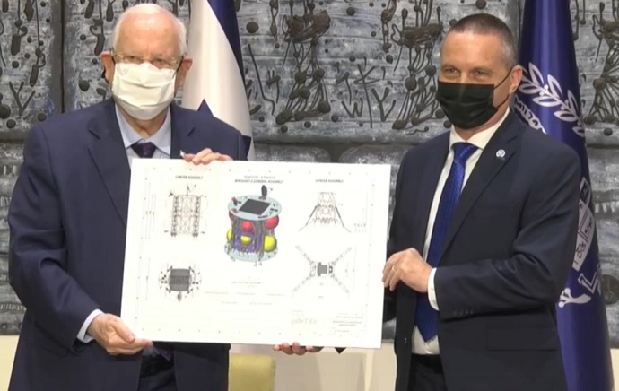 שר המדע והטכנולוגיה, יזהר שי, ונשיא המדינה, ראובן (רובי) ריבלין אוחזים בשרטות החללית בראשית 2. מתוך השידור הישיר מבית הנשיא, יום רביעי, 9.12.20 שר המדע והטכנולוגיה, יזהר שי, ונשיא המדינה, ראובן (רובי) ריבלין אוחזים בשרטות החללית בראשית 2