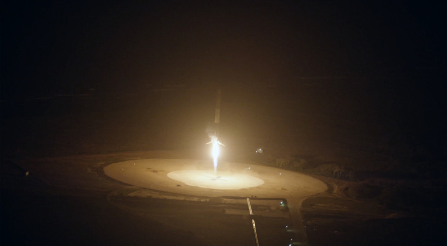 בול במטרה. השלב הראשון של הפאלקון 9 נוחת במרכז איזור הנחיתה בקייפ קנווראל, פלורידה | צילום: SpaceX