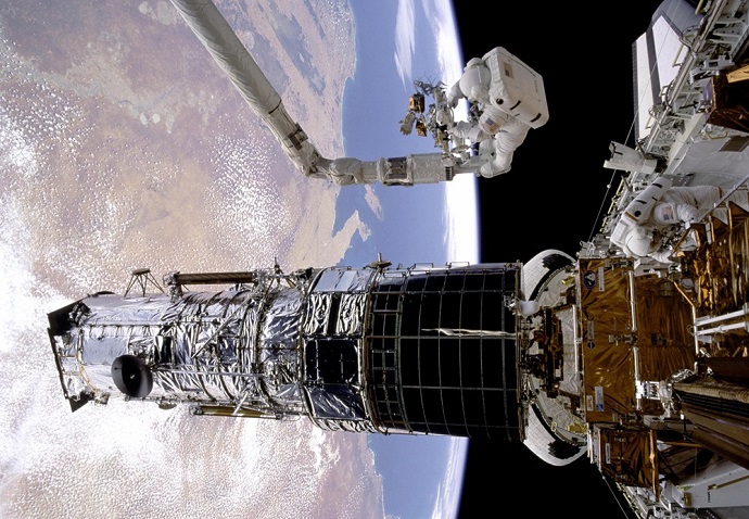 אסטרונאוטים ממעבורת החלל אנדוור מתקנים את האבל ב-1993, במהלך משימת השירות הראשונה לטלסקופ החלל. קרדיט: נאס"א