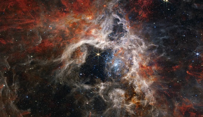 ערפילית הטרנטולה כפי שלא ראינו אותה מעולם. בתמונה מופיעים אלפי כוכבים שלא נראו קודם לכן בתמונות שצילם, בין היתר, טלסקופ החלל האבל. קרדיט: NASA, ESA, CSA, STScI, Webb ERO Production Team
