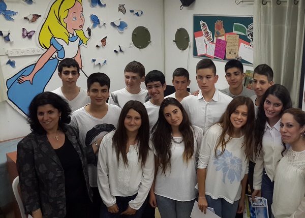 קבוצת תלמידים מחטיבת הביניים רבין מאזוּר, שהשתתפו בפרויקט המיוחד