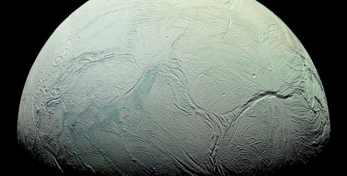 הירח אנקלדוס. קרדיט: NASA/JPL/Space Science Institute, Processed by Kevin M. Gill
