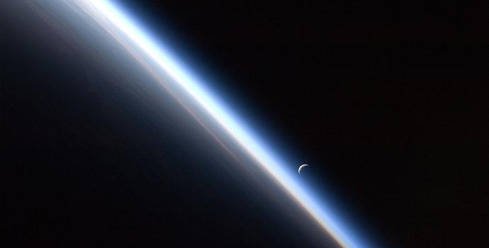 אטמוספרת כדור הארץ מהחלל. קרדיט: NASA