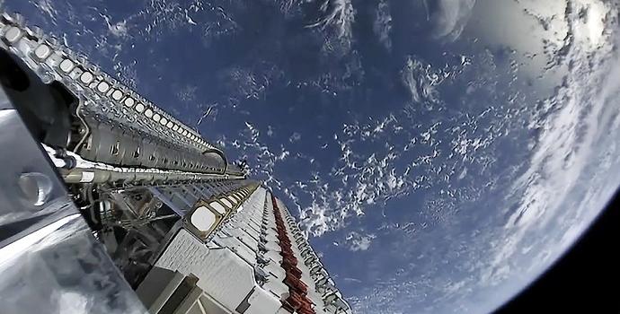 לווייני סטארלינק נפרשים. קרדיט: SpaceX