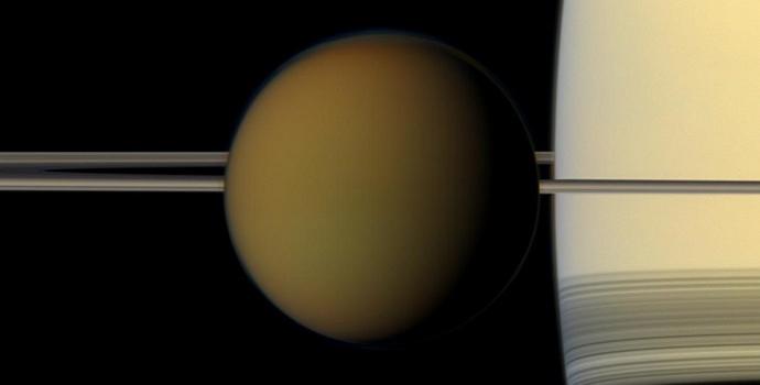 טיטאן על רקע שבתאי וטבעות שבתאי. קרדיט: NASA/JPL-Caltech/Space Science Institute