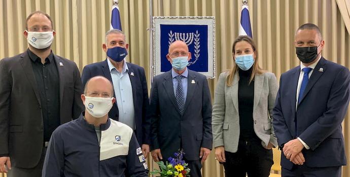 מימין: יזהר שי, שר המדע והטכנולוגיה, שי-לי שפיגלמן, מנכ"לית משרד המדע, שמעון שריד, מנכ"ל SpaceIL, בועז לוי, מנכ"ל תע"א, כפיר דמרי. מקדימה: יריב בש. צילום: שחר כהן