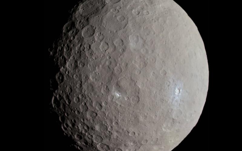 קרס, כפי שצולם על ידי הגשושית שחר ב-2015. קרדיט: NASA/Justin Cowart קרס, כפי שצולם על ידי הגשושית שחר ב-2015. קרדיט: NASA/Justin Cowart