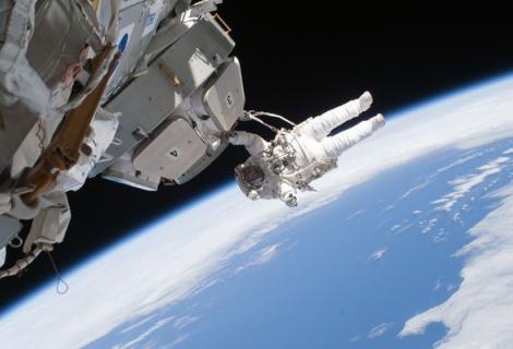 הליכת חלל. קרדיט: NASA