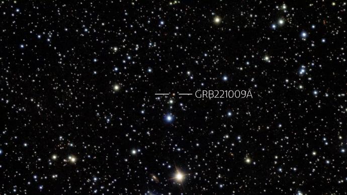 ההילה ברנטגן, כפי שצולמה על ידי טלסקופ החלל סוויפט כשעה לאחר ההבזק. הטבעות הבהירות הן אבק בגלקסיה שלנו שהואר על ידי הקרינה. קרדיט: NASA/Swift/A. Beardmore University of Leicester