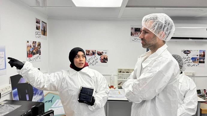 A student from Ein Mahal presents her work to the Tel Aviv University staff. Photo: Orly Blumberg