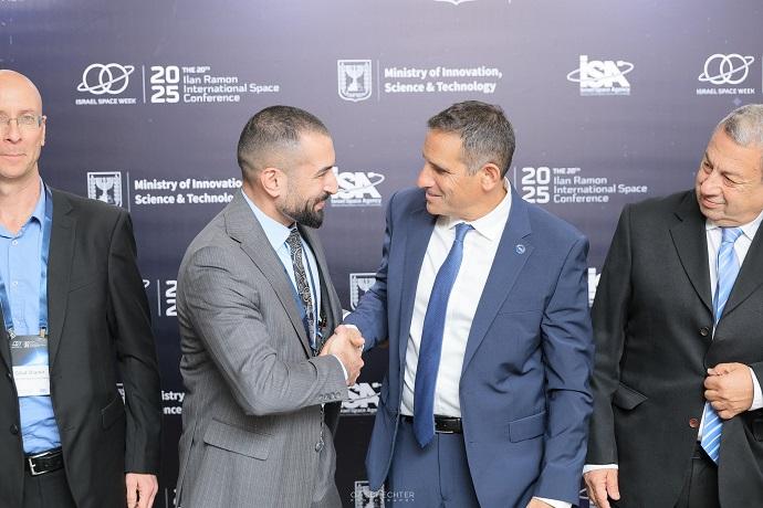 במרכז: אורי אורון, מנהל סוכנות החלל הישראלית, ואימרן מוכטרוב, מנהל אקדמיית החלל באזרקוסמוס, לקראת חתימה על הסכם מסגרת בין סוכנויות החלל