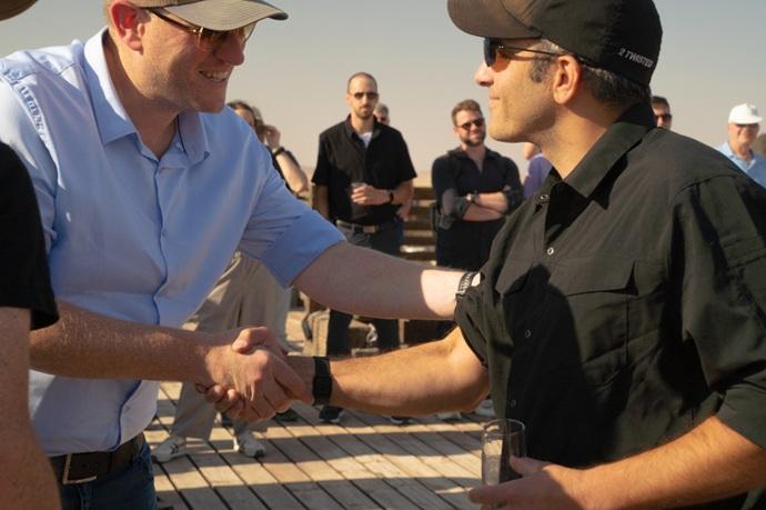 מימין: ג'ונתן מיראז' (Merage) פילנטרופ התומך בתוכנית ואליה וינטר, ראש מועצת מצפה רמון. צילום: קמילה- The Set סטודיו