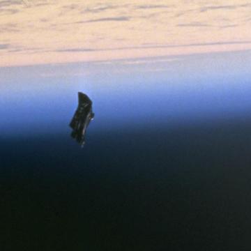 שמיכה תרמית של אסטרונאוט שנשארה להקיף את כדור הארץ – כפי שצולמה מחלון מעבורת החלל אנדוור ב-1998. קרדיט: נאס