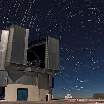 תנועת הכוכבים על רקע Very Large Telescope בצ'ילה. בקוטב הדרומי הכוכבים נראים כאילו הם מקיפים את כוכב הדרום | ESO/F. Char