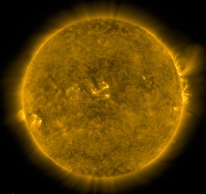 ההילה שבתמונה מסמנת את תנועת הפלזמה לאורך קווי השדה המגנטי של השמש. קרדיט: NASA/SDO