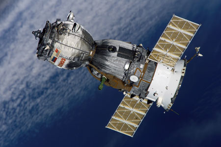 חללית סויוז כפי שצולמה מתחנת החלל הבין לאומית. החללית נושאת 3 אסטרנאוטים החוזרים ממשימתם בתחנת החלל | NASA