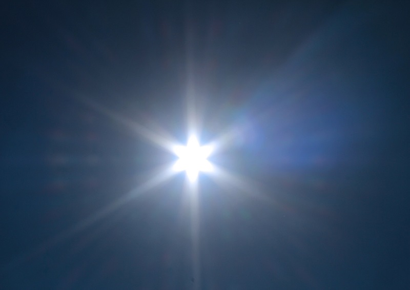 השמש, שבאשליה אופטית יוצרת בצילום צורת "כוכב"