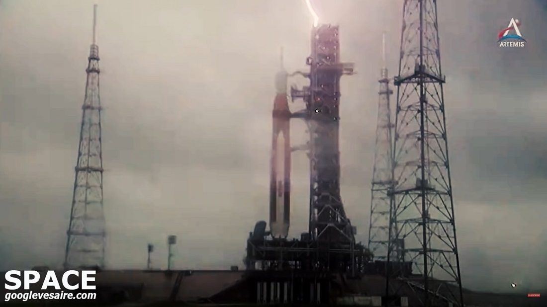 משגר SLS של משימת ארטמיס 1 ושלושת המגדלים שמגינים עליו מפני ברקים. בין המגדלים מתוח חוט תיל. קרדיט: נאס"א