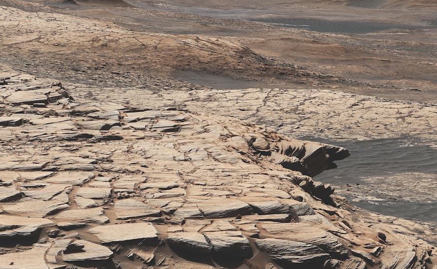 שכבת אבן החול ברכס ורה רובין שעל שפת מכתש גייל. באזור זה נמצאו הדגימות העשירות בפחמן-12. קרדיט: NASA/Caltech-JPL/MSSS